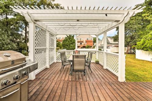 Stately Norfolk Home with Fenced Yard Walk to Beach in Norfolk, USA
