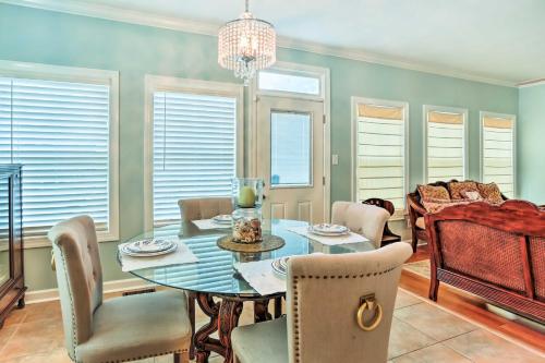 Stately Norfolk Home with Fenced Yard Walk to Beach in Norfolk, USA