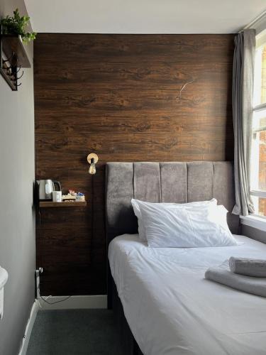 Single Room image 9
