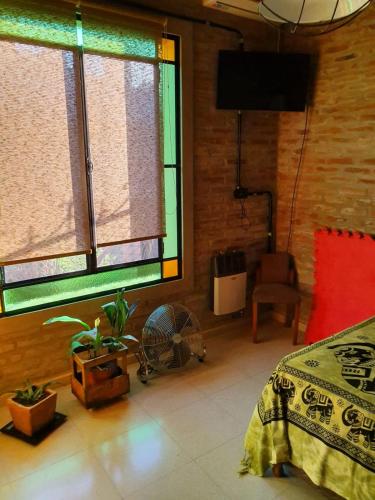 Dormitorio con baño privado, cocina y living compartido con pileta en country
