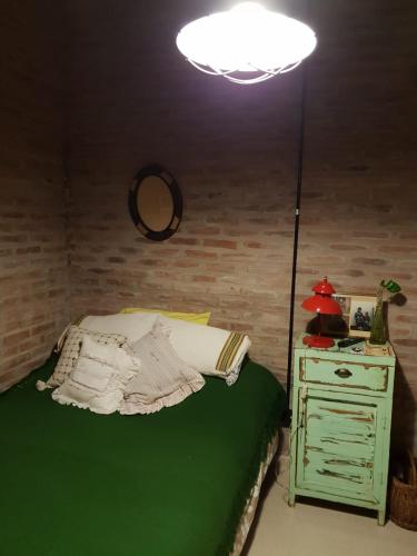 Dormitorio con baño privado, cocina y living compartido con pileta en country