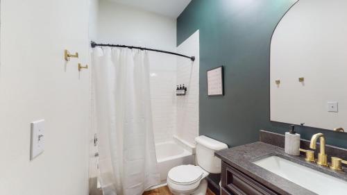 Stylish 2nd Floor Apartment with Pool Table Office Space near Churchill Downs in Louisville, USA