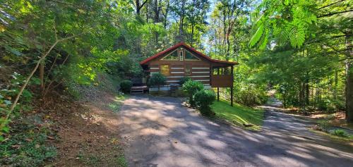 The Robins Nest With Hot Tub - Townsend, TN