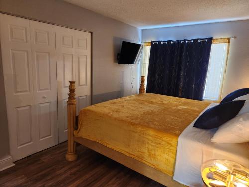 Centauri Vacation Rentals Beautiful 2-bedroom condo near all Orlando attractions free parking & Wi-Fi King bed - image 10