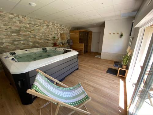 Karstais baseins, Montaillon Chambres d'Hôtes (Montaillon Chambres d'Hotes) in Thorigné (Aquitaine)