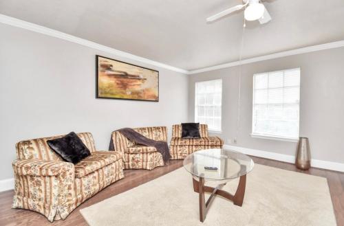 Retro Haven 2BR Townhome located In Montrose in Houston, USA