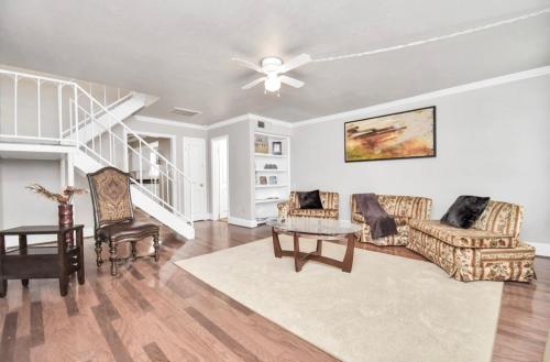 Retro Haven 2BR Townhome located In Montrose in Houston, USA