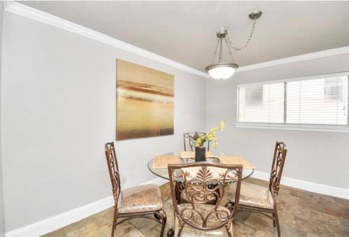 Retro Haven 2BR Townhome located In Montrose in Houston, USA
