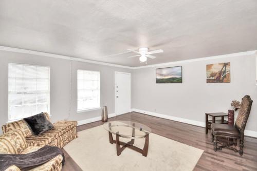 Retro Haven 2BR Townhome located In Montrose in Houston, USA