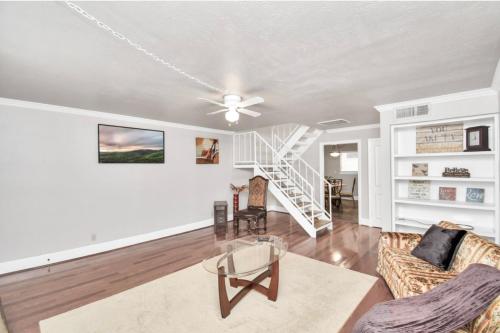 Retro Haven 2BR Townhome located In Montrose in Houston, USA