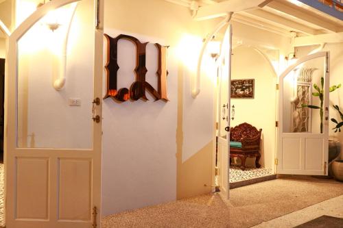 Facilities, Chertel Poshtel near The National Naval Commerce Museum