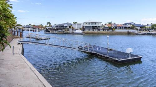 Island Paradise On The Canal