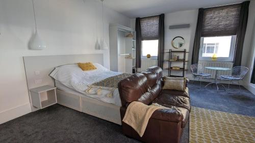 Gorgeous comfortable Apartment on the High Street, Merthyr Tydfil