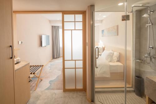 Deluxe Double or Twin Room image 5