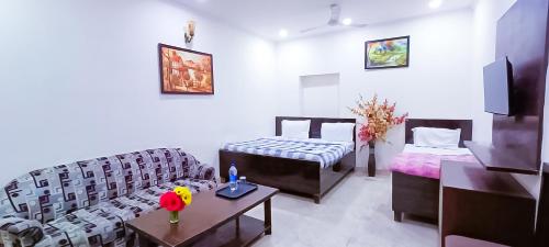 Premium Rooms In Jangpura Bhogal Near Nizamuddin Railway Station