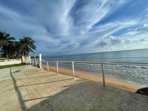 True Beachfront Oasis with Amazing Views 2BR 2BA Sleeps 6 in ลูกิโย