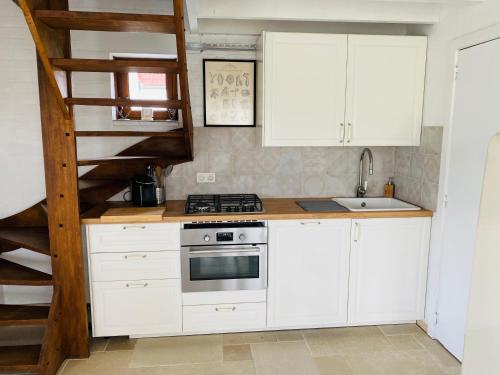 Køkken, Pretty little house full of charm, located in a green and peaceful setting, very close to sea in Westende