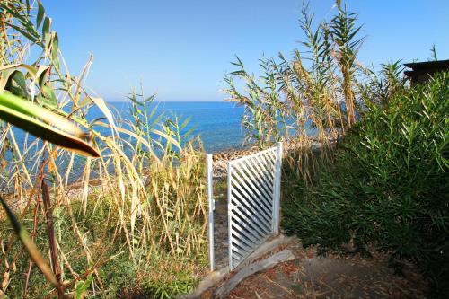  BOUTIQUE VILLA con accesso privato alla spiaggia in Caronia
