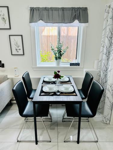 2BR 1.5BA Full Kitchen Private Guest House - Free Parking - Central Location in Vancouver, Canada