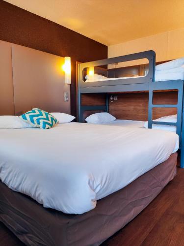 1 double bed, 2 twin beds