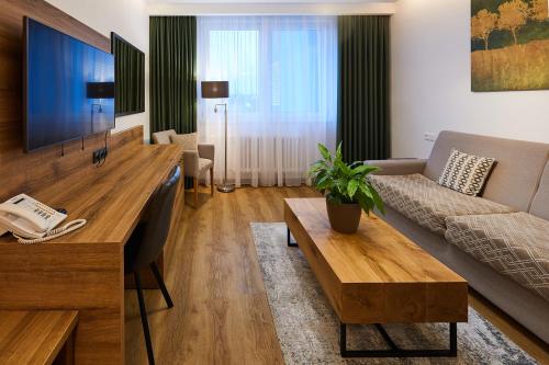 1 queen bed, 1 sofa bed