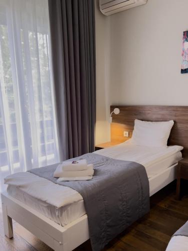 2 twin beds