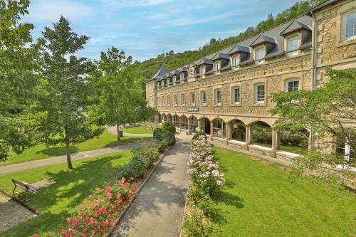 L'HÔTEL DES BAINS - Salles-la-Source - Hôtel - Salles-la-Source