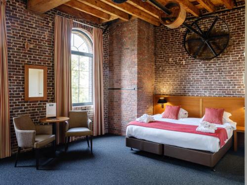 1 queen bed, 1 sofa bed