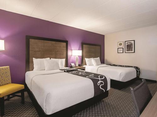 2 queen beds