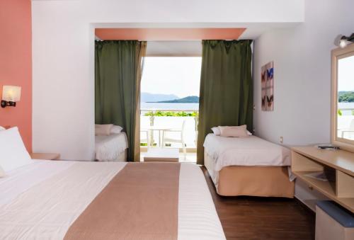 1 double bed, 2 twin beds