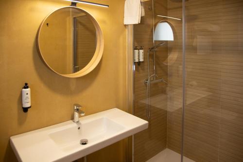 Tuš, HOTEL LOS ALAMOS BOUTIQUE in Caserio Vinosillas