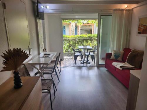 Duplex apartment - indoor garden view or backyard square view