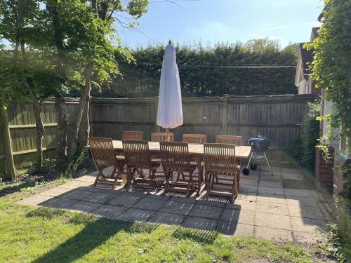 Holly Cottage, 2, Northbrook Park, Farnham-up to 6 adults in Bentley (Hampshire)