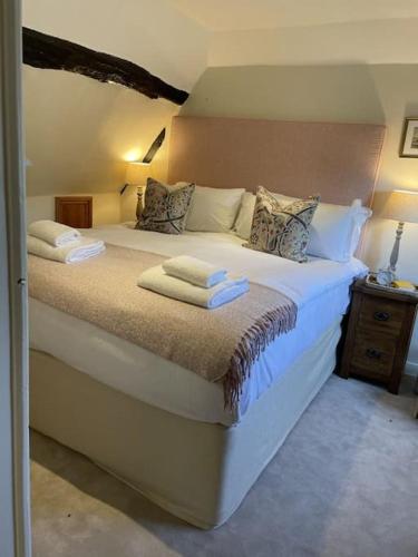 Holly Cottage, 2, Northbrook Park, Farnham-up to 6 adults in Bentley (Hampshire)