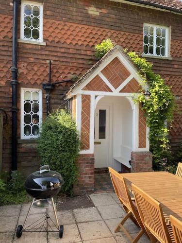 Holly Cottage, 2, Northbrook Park, Farnham-up to 6 adults in Bentley (Hampshire)