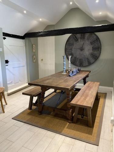Holly Cottage, 2, Northbrook Park, Farnham-up to 6 adults in Bentley (Hampshire)