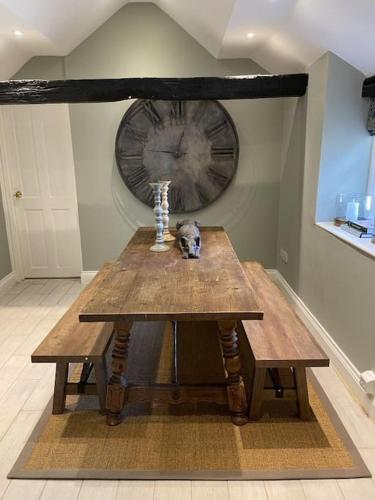 Holly Cottage, 2, Northbrook Park, Farnham-up to 6 adults in Bentley (Hampshire)