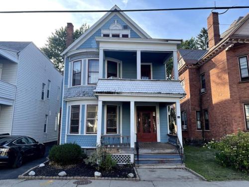 Large 2 Bed-Room Apt Across From Union College - Apartment - Schenectady