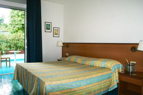 Standard Double Room image 3