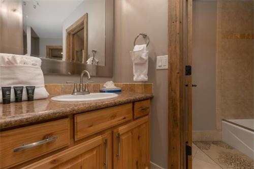Village Chateau Northstar Condo: Downtown, Ski In/Out