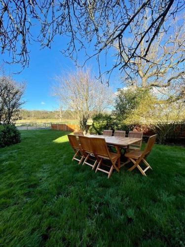 Northbrook Cottage, Farnham, up to 8 adults in Bentley (Hampshire)