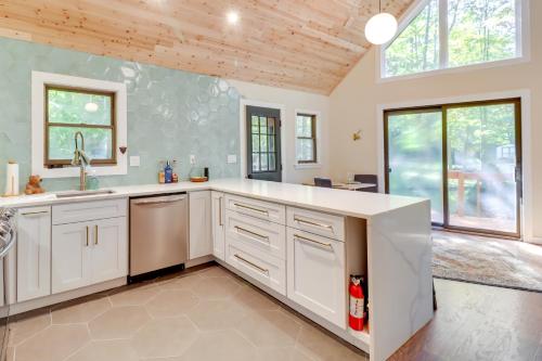 Bright and Modern Poconos Cabin Community Beach! in Albrightsville, USA