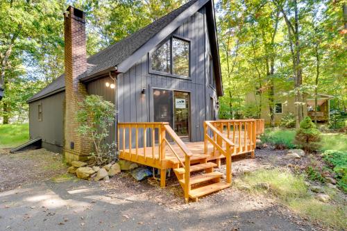 Bright and Modern Poconos Cabin Community Beach! in Albrightsville, USA