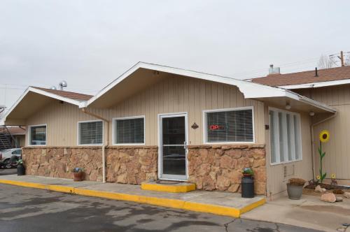 Laramie Valley Inn - 출입구