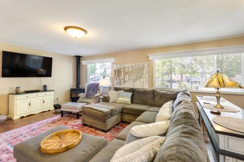 Hot Tub and Fire Pit Serene Clifton Retreat!