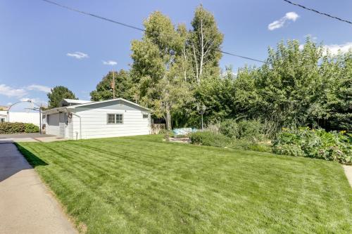 Serene Clifton Retreat with Hot Tub and Fire Pit!