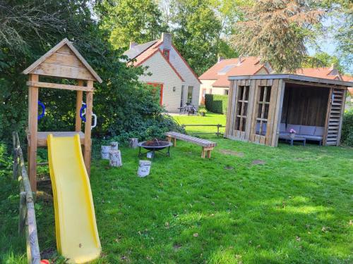  7 person House with garden, firepit, optional whirlpool, hammock, child friendly, slide, swimming lake and great coffee in Ewijk