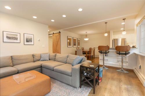 Fifth Avenue Retreat: Dog Friendly Frisco Townhome in Frisco, USA
