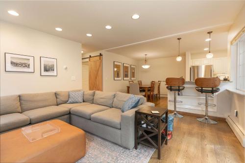 Fifth Avenue Retreat: Dog Friendly Frisco Townhome