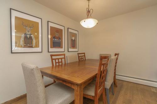 Fifth Avenue Retreat: Dog Friendly Frisco Townhome in Frisco, USA